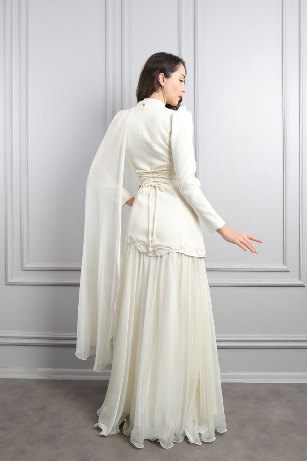 Hakim Yaka Boncuk İşlemeli Omuzdan Pelerin Detaylı Elbise Ekru