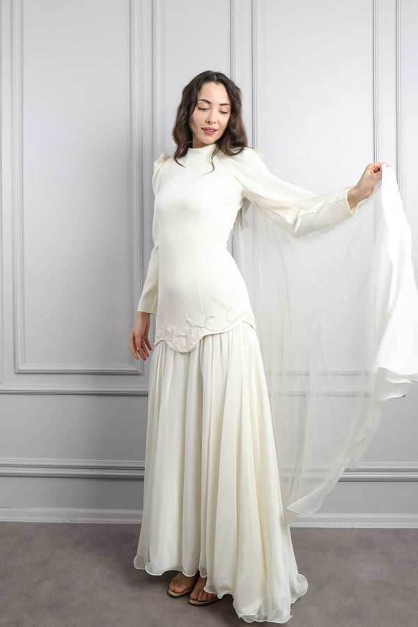 Hakim Yaka Boncuk İşlemeli Omuzdan Pelerin Detaylı Elbise Ekru