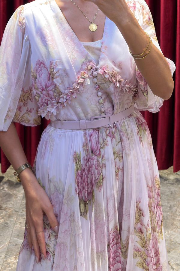 V Yaka Önü Çiçek Detaylı Kemerli Şifon Elbise Pembe