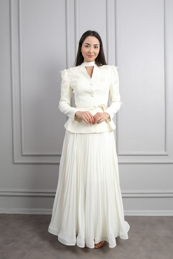 Ceketi Boncuk İşlemeli Çiçek Detaylı Pileli Etek Takım Ekru