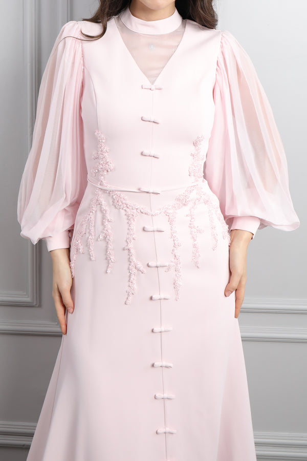 Hakim yaka Boncuk İşlemeli Önü Fiyonk Detaylı Elbise Pudra