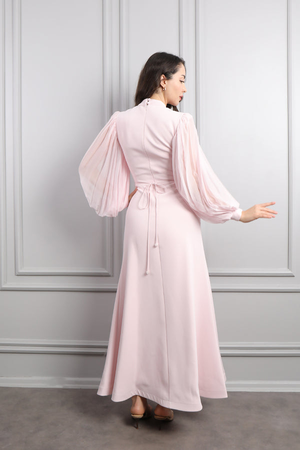 Hakim yaka Boncuk İşlemeli Önü Fiyonk Detaylı Elbise Pudra