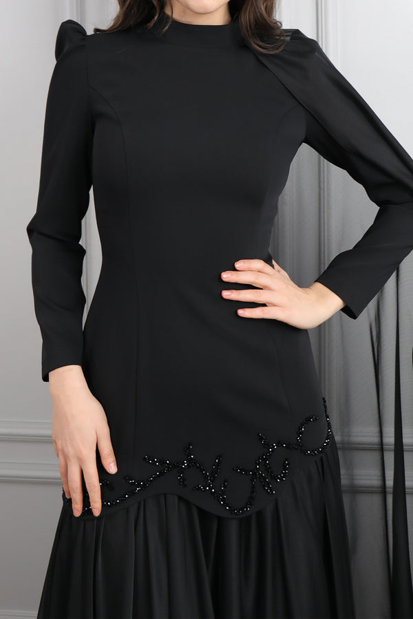 Hakim Yaka Boncuk İşlemeli Omuzdan Pelerin Detaylı Elbise Siyah