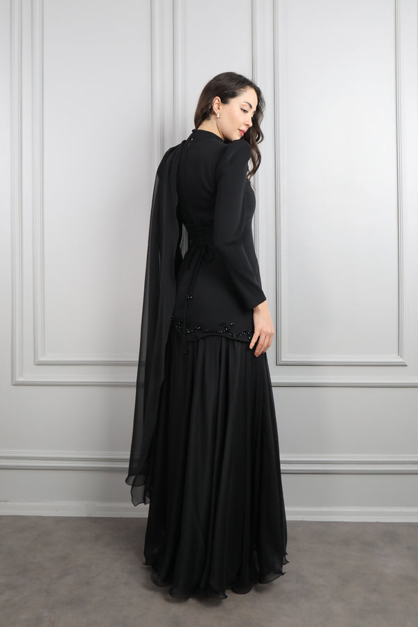 Hakim Yaka Boncuk İşlemeli Omuzdan Pelerin Detaylı Elbise Siyah