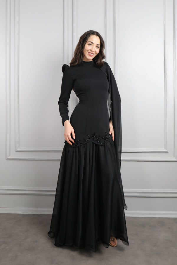 Hakim Yaka Boncuk İşlemeli Omuzdan Pelerin Detaylı Elbise Siyah