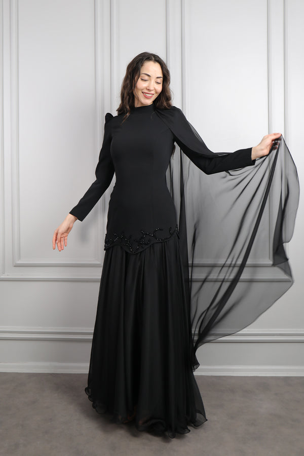 Hakim Yaka Boncuk İşlemeli Omuzdan Pelerin Detaylı Elbise Siyah