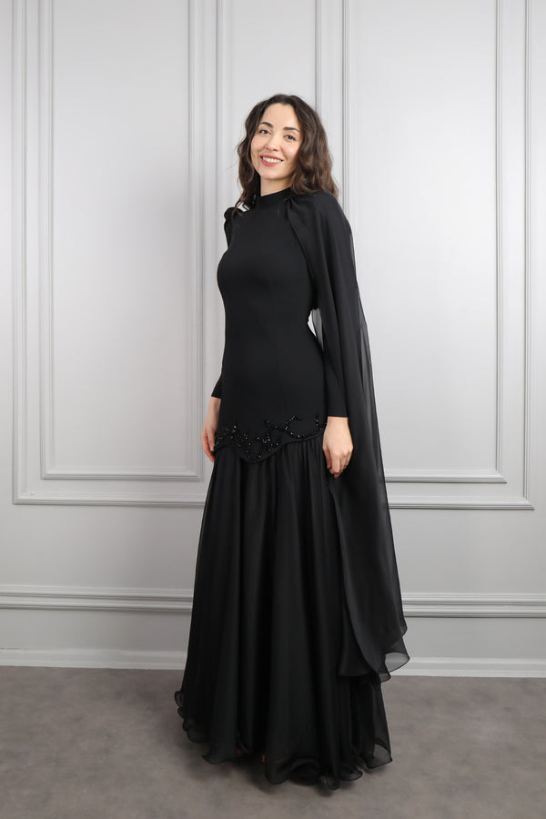 Hakim Yaka Boncuk İşlemeli Omuzdan Pelerin Detaylı Elbise Siyah