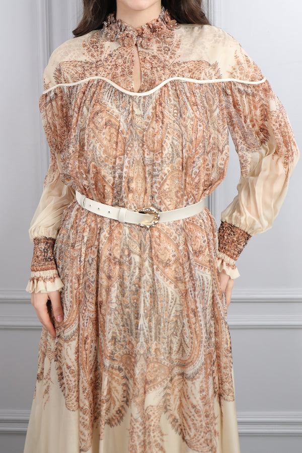 Hakim Yaka Boncuk İşlemeli Beli Kemerli Desenli Büyük Beden Şifon Elbise Bej