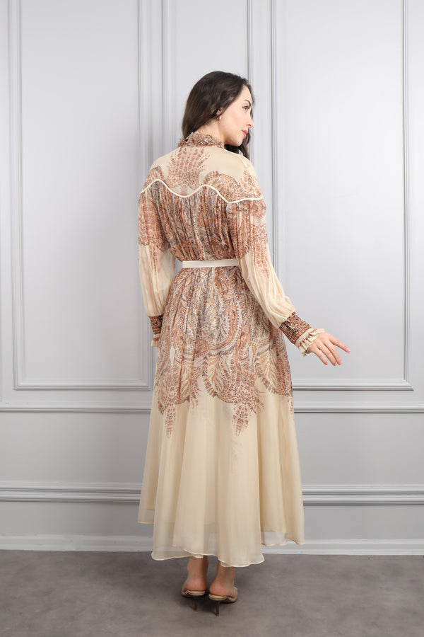 Hakim Yaka Boncuk İşlemeli Beli Kemerli Desenli Büyük Beden Şifon Elbise Bej