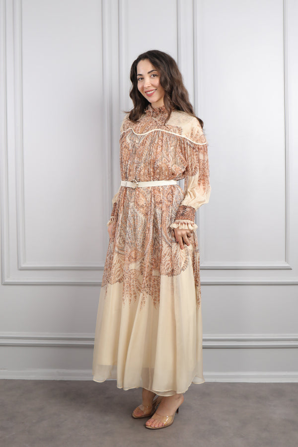 Hakim Yaka Boncuk İşlemeli Beli Kemerli Desenli Büyük Beden Şifon Elbise Bej