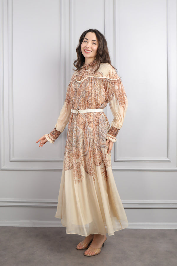 Hakim Yaka Boncuk İşlemeli Beli Kemerli Desenli Büyük Beden Şifon Elbise Bej