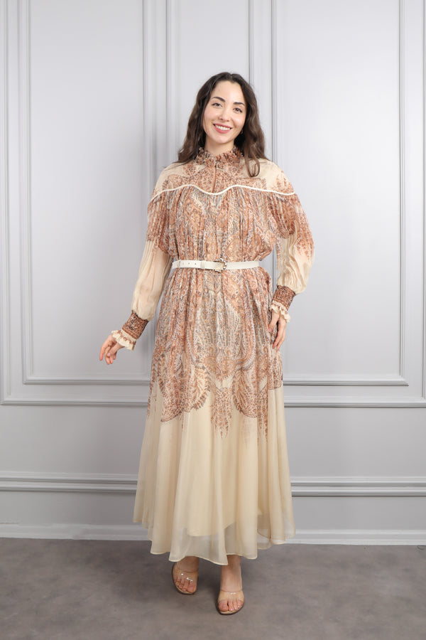 Hakim Yaka Boncuk İşlemeli Beli Kemerli Desenli Büyük Beden Şifon Elbise Bej