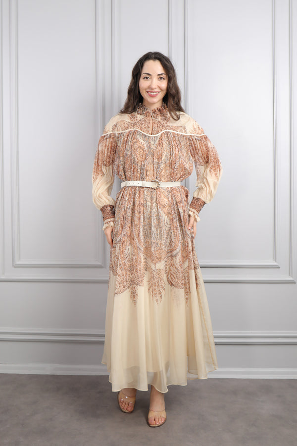 Hakim Yaka Boncuk İşlemeli Beli Kemerli Desenli Büyük Beden Şifon Elbise Bej
