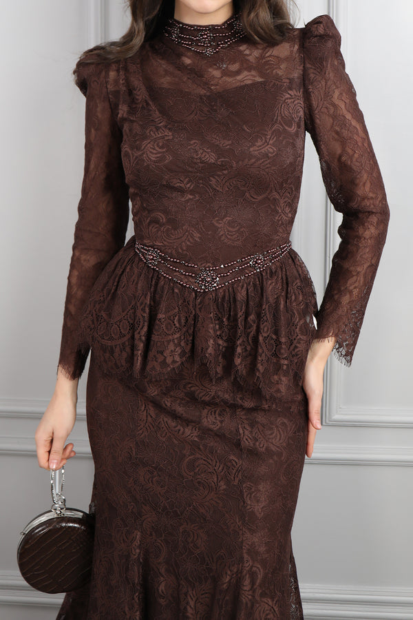 Hakim Yaka Boncuk İşlemeli Çanta Aksesuar Detaylı Dantelli Etek Takım Kahve