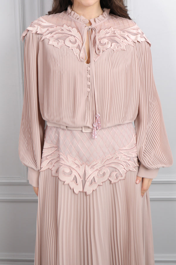 Yakası Bağlamalı Transparan Kadife Detaylı Büyük Beden Şifon Elbise Pudra