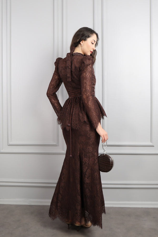 Hakim Yaka Boncuk İşlemeli Çanta Aksesuar Detaylı Dantelli Etek Takım Kahve