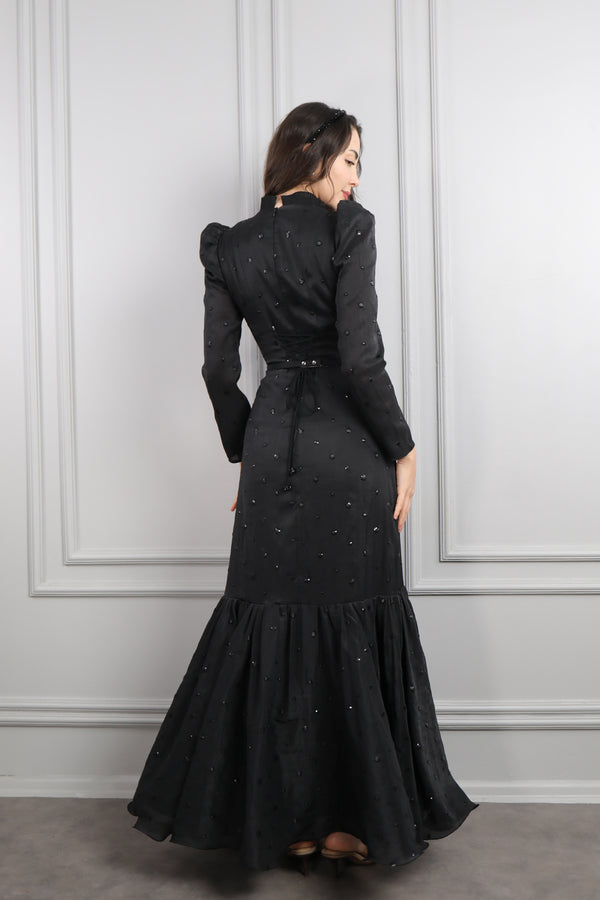 Yakası Bağlamalı Önü Düğmeli Payet İşlemeli Elbise Siyah