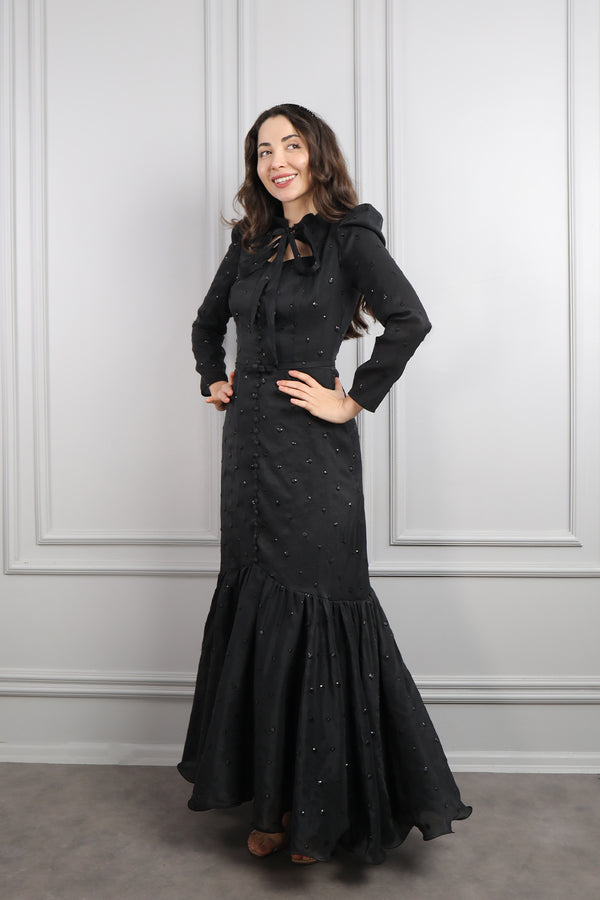 Yakası Bağlamalı Önü Düğmeli Payet İşlemeli Elbise Siyah