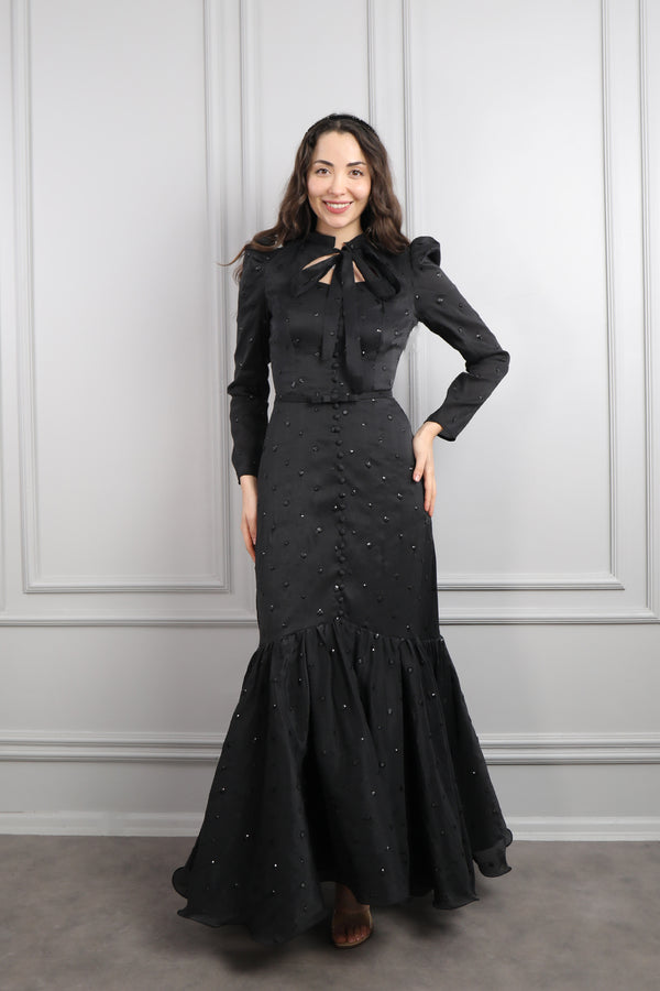 Yakası Bağlamalı Önü Düğmeli Payet İşlemeli Elbise Siyah