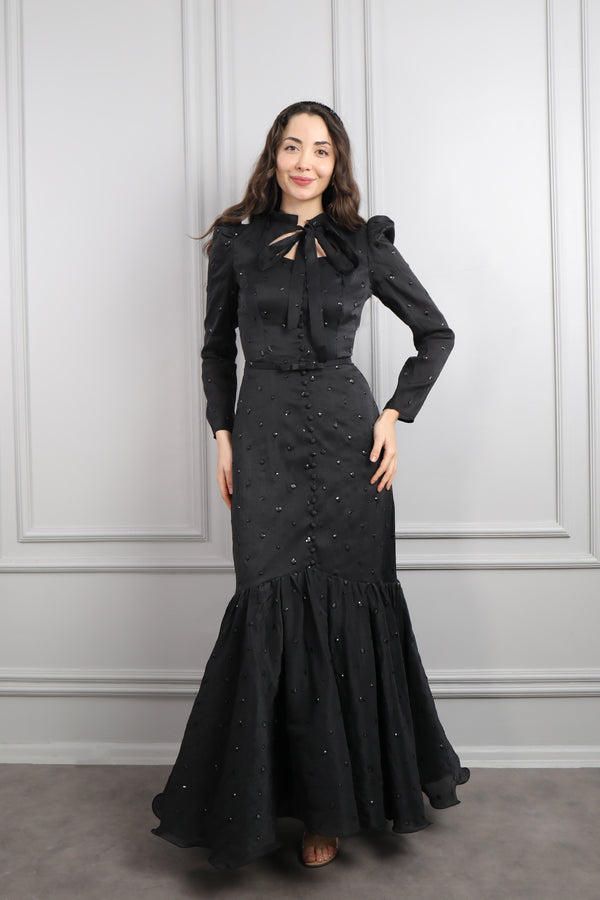 Yakası Bağlamalı Önü Düğmeli Payet İşlemeli Elbise Siyah