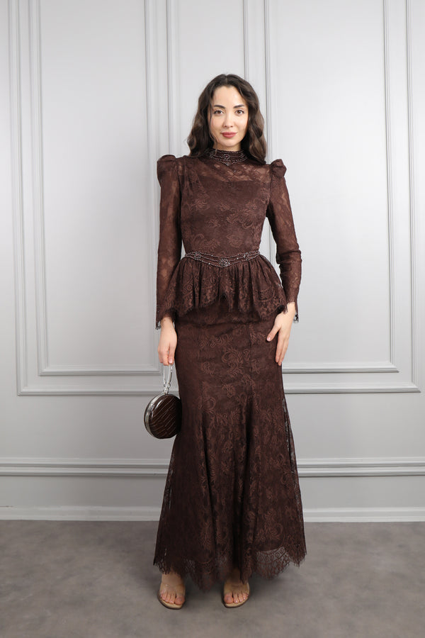 Hakim Yaka Boncuk İşlemeli Çanta Aksesuar Detaylı Dantelli Etek Takım Kahve