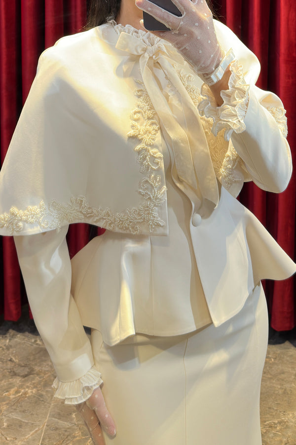 Pelerin Detaylı Peplum  Etek Takım Ekru