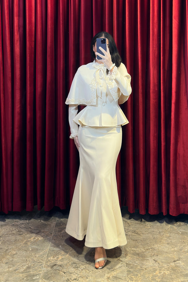 Pelerin Detaylı Peplum  Etek Takım Ekru