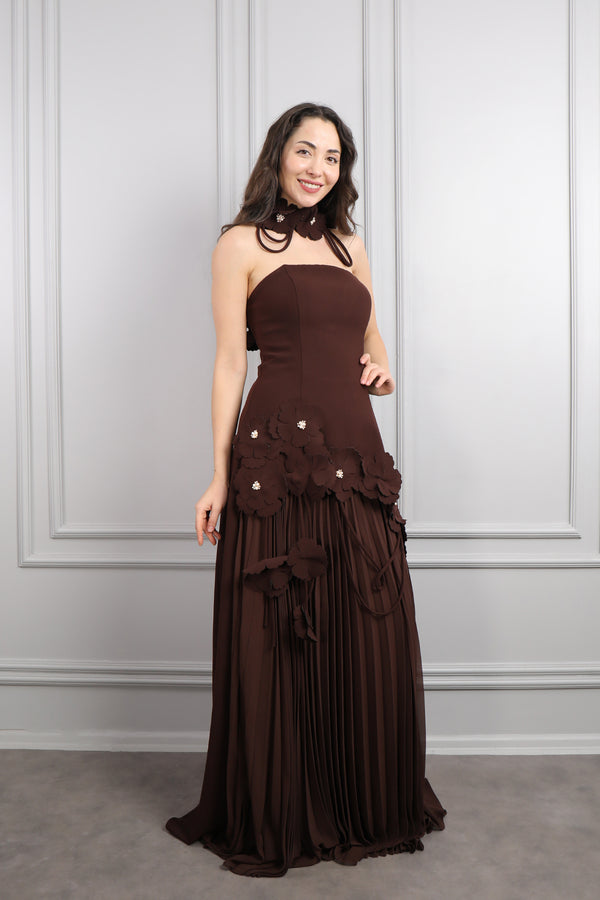 Straplez Çiçek Detaylı Eteği Pileli Abiye Kahve