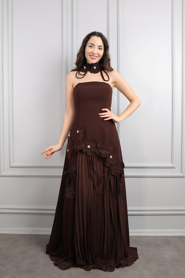 Straplez Çiçek Detaylı Eteği Pileli Abiye Kahve