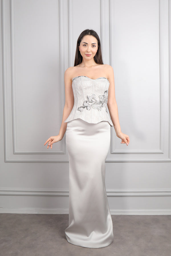 Straplez Yakası Taş İşlemeli Beli Çiçek Detaylı Balık Abiye Taş