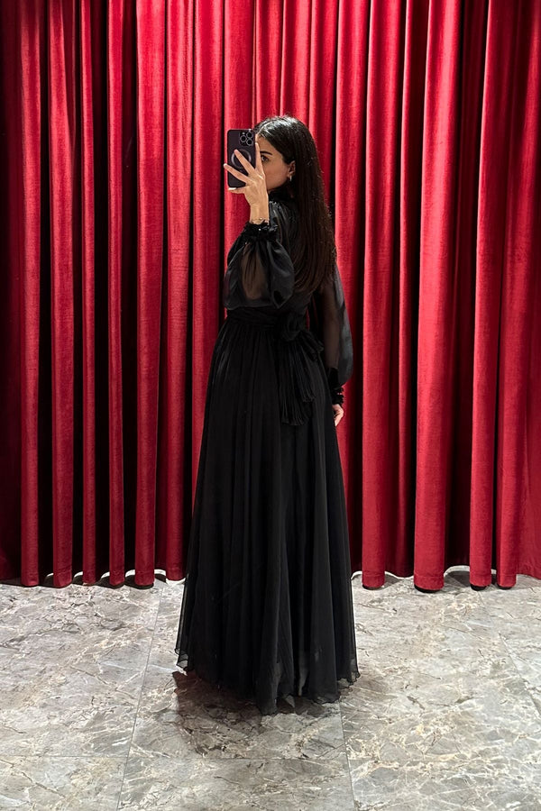Omuzu Çiçek Detaylı Şifon Elbise Siyah